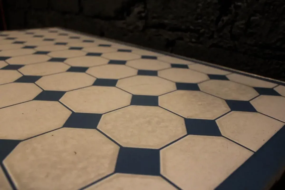 Table de cuisine avec carreaux émaillés bleus et blancs.