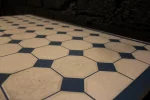 Table de cuisine avec carreaux émaillés bleus et blancs.