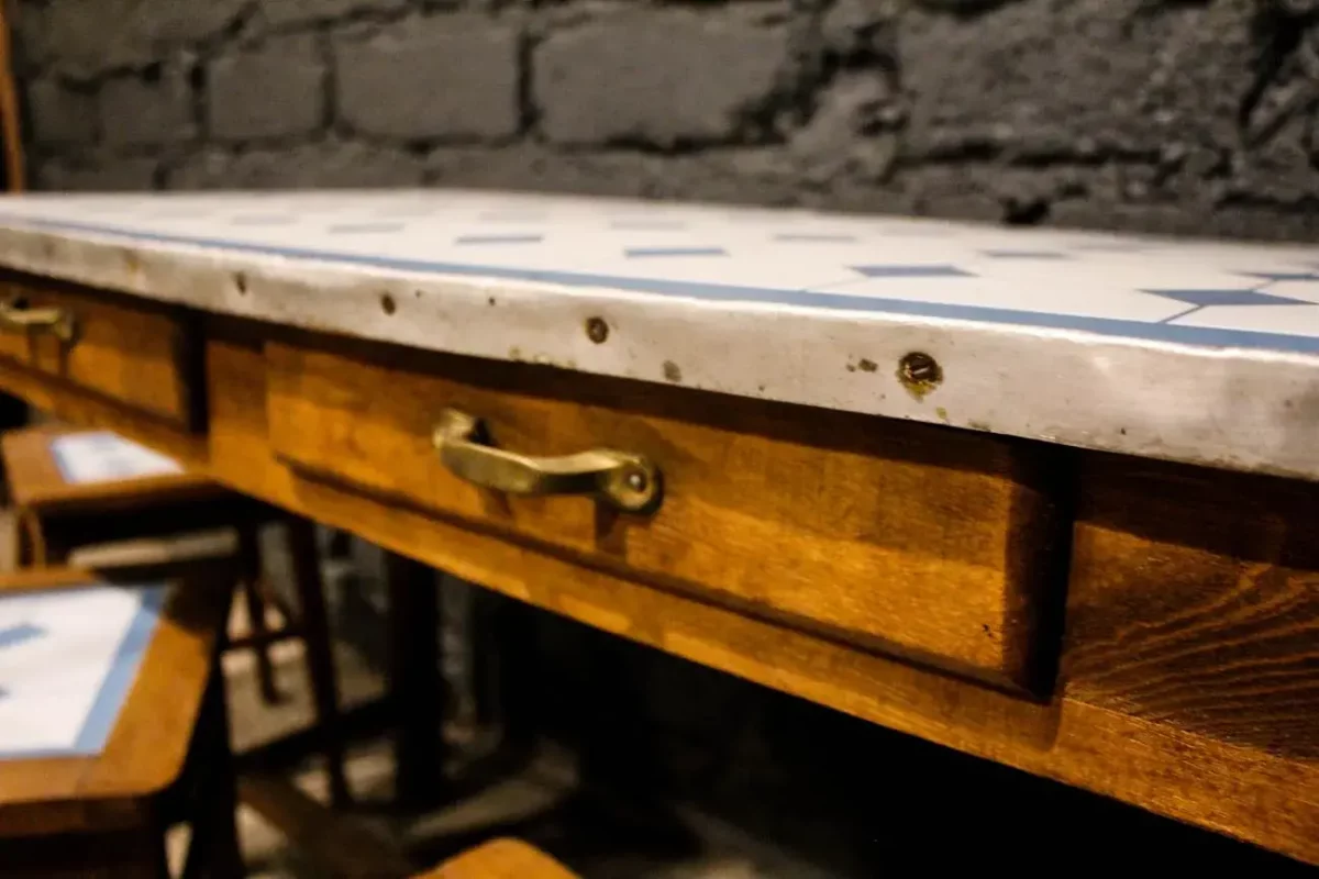 Assises émaillées avec motif géométrique bleu et blanc.