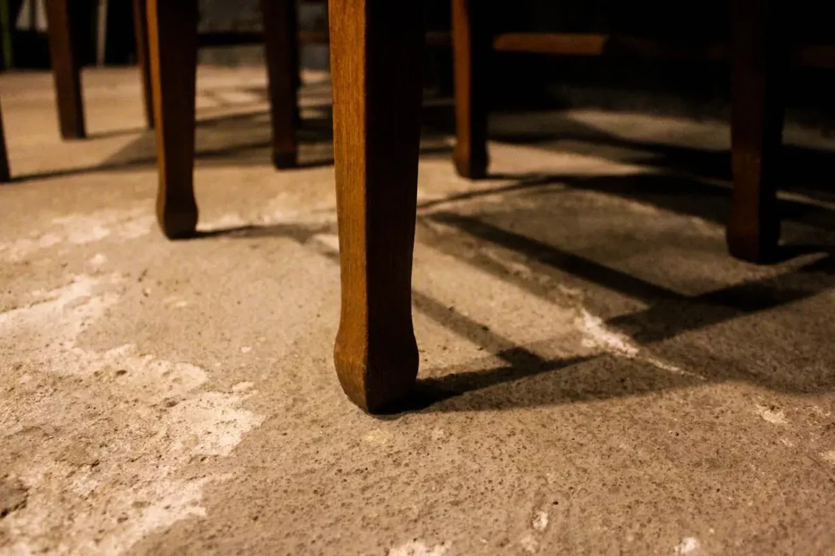 Structure en bois de la table et des assises émaillées.