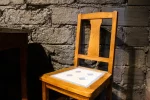 Ensemble complet table, chaises, tabourets en bois et email.
