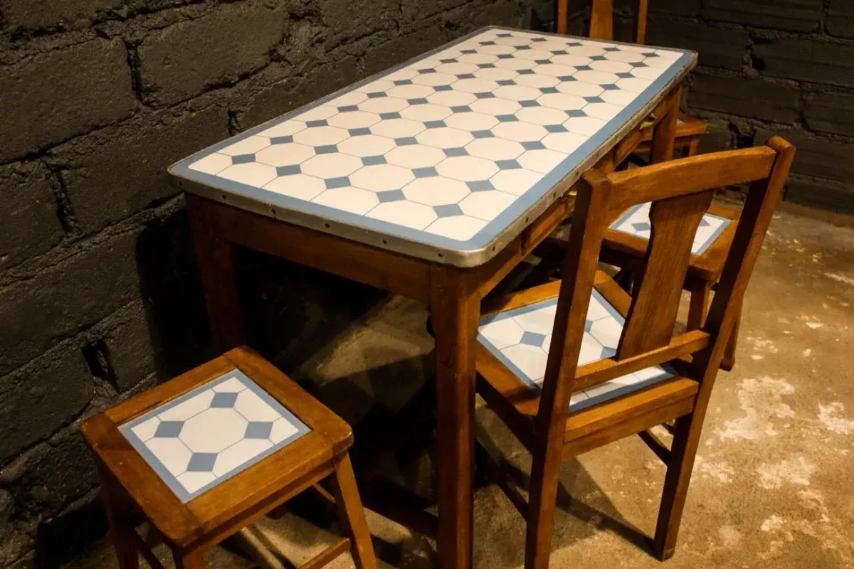Motif carreaux bleu et blanc sur assises émaillées.