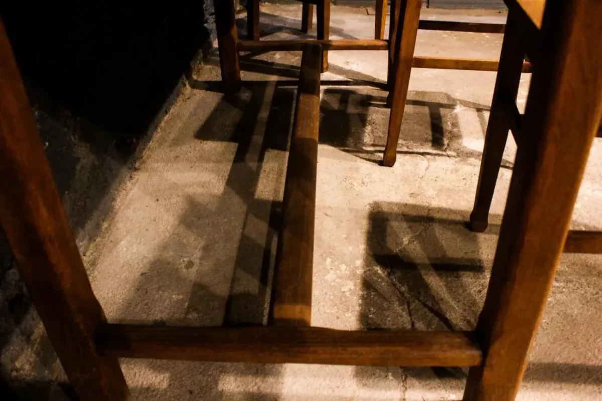 Détail des carreaux émaillés bleu et blanc sur table.
