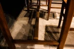 Détail des carreaux émaillés bleu et blanc sur table.
