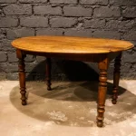 Table ovale à volets en bois massif, pieds tournés, vue d'ensemble.