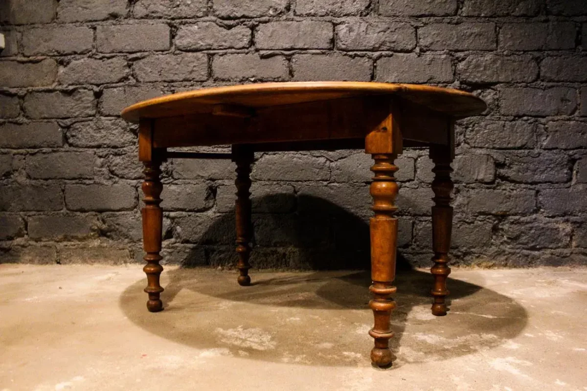 Table ovale à volets ouverte, extension maximale.