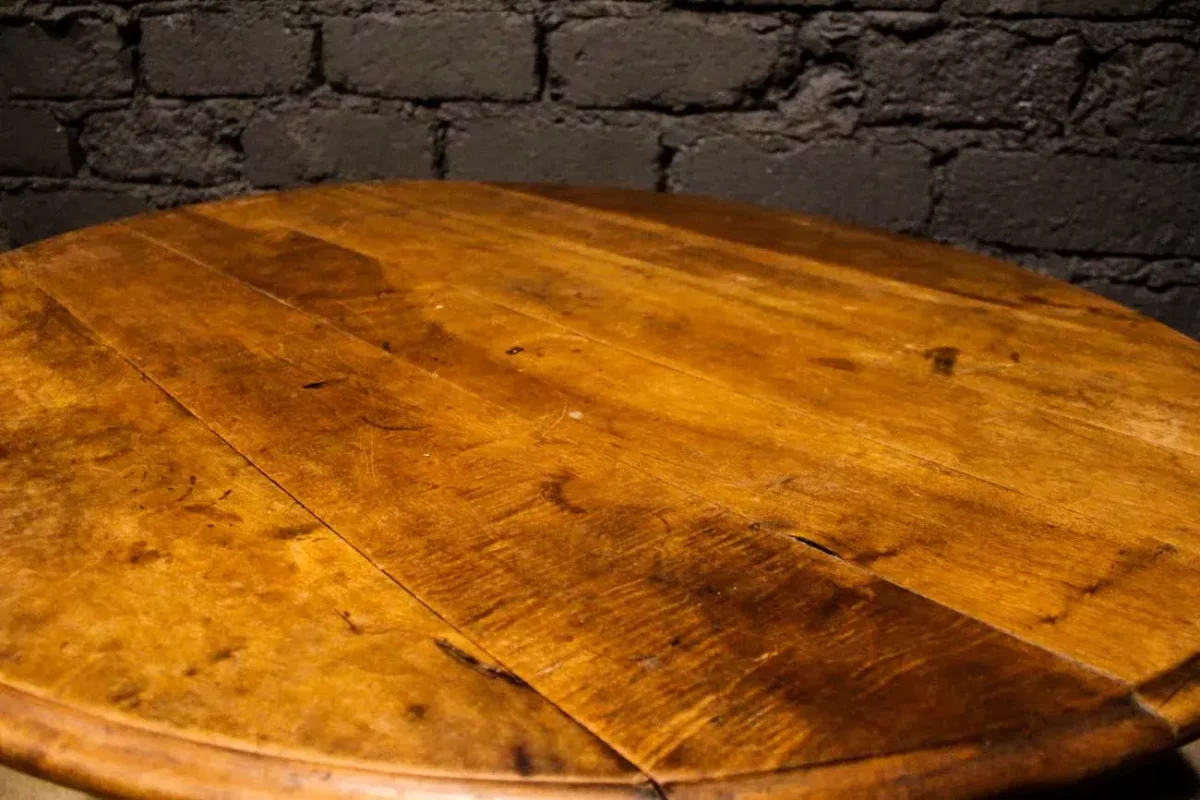 Table ovale à volets, intégration dans un intérieur chaleureux.