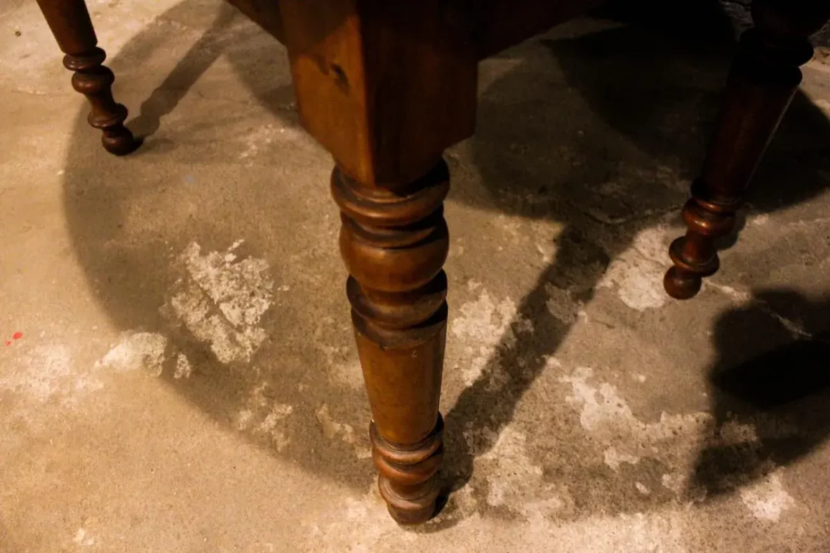 Détail des pieds tournés de la table ovale à volets.
