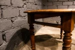 Table ovale à volets, ambiance salle à manger rustique.