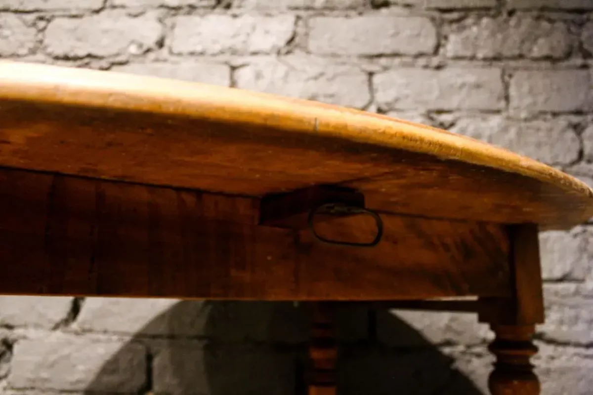 Mécanisme d'ouverture des volets de la table ovale.