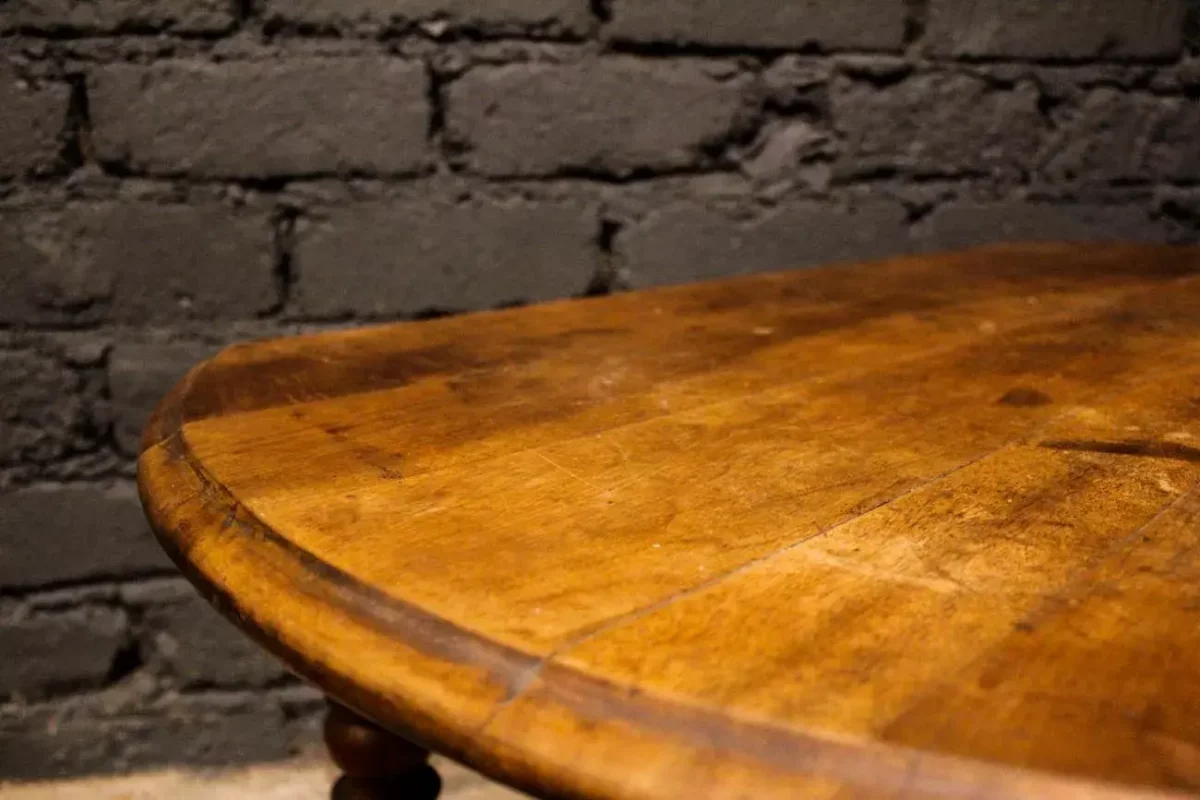 Table ovale à volets, détails des finitions du bois.