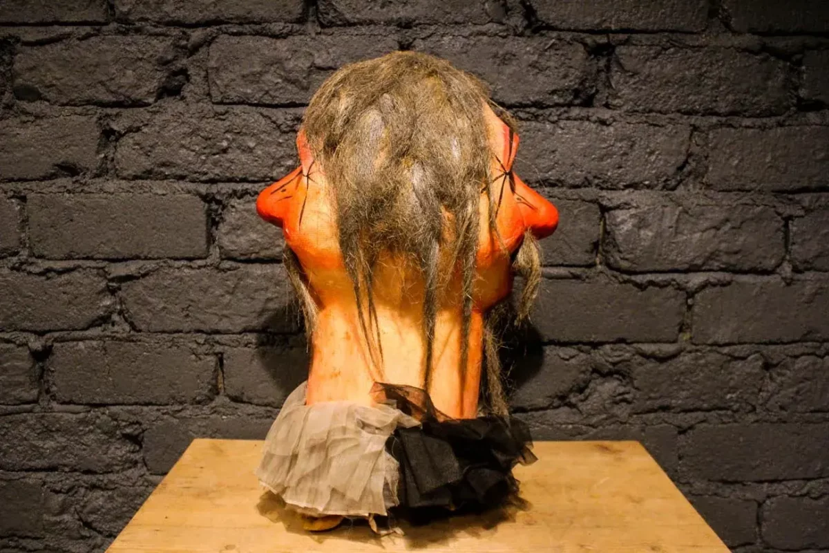 Masque de carnaval, expression théâtrale et artistique.
