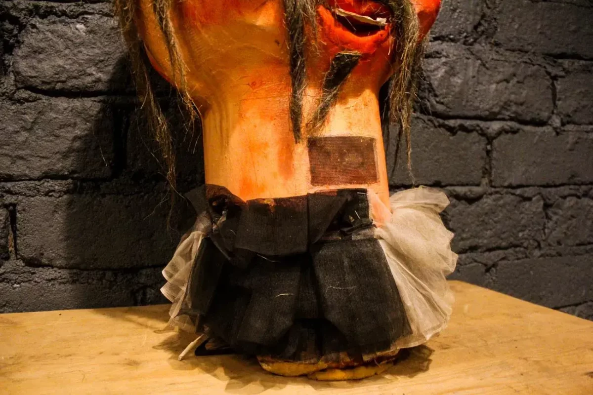 Masque de carnaval vintage, artisanat traditionnel en papier mâché.