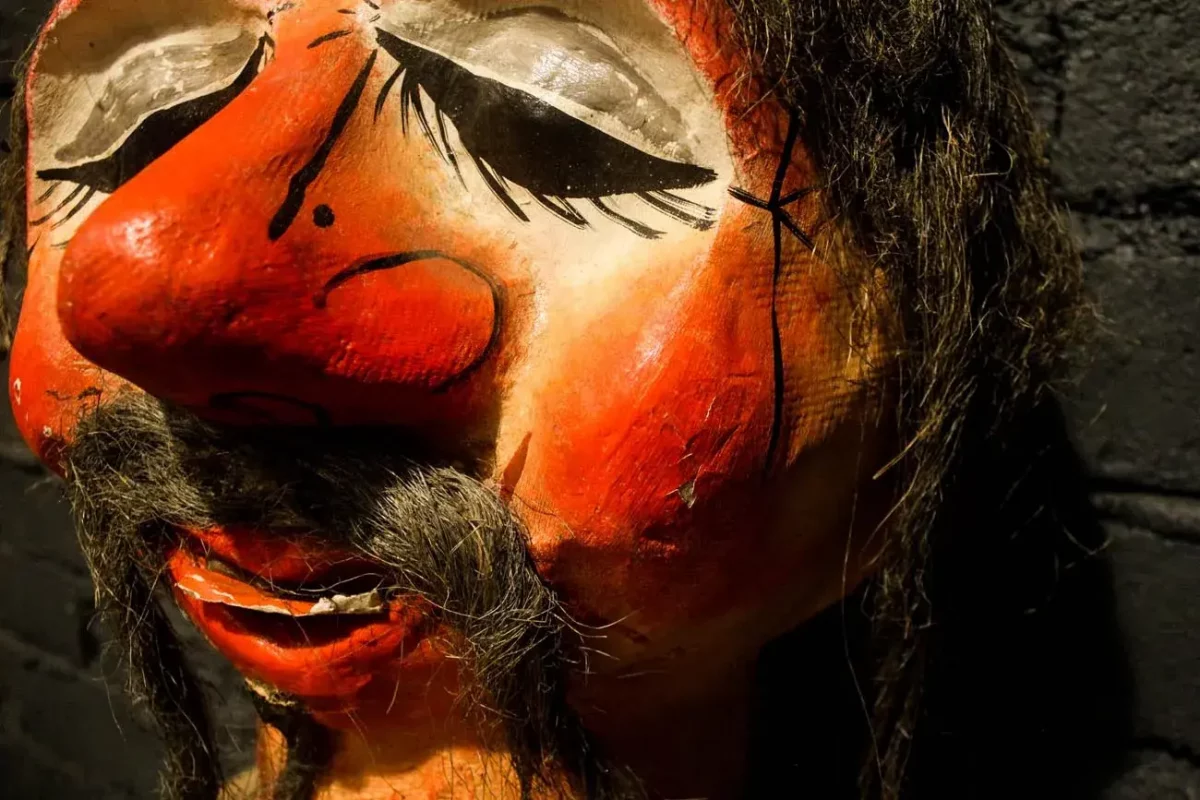 Objet de collection carnaval, pièce unique en papier mâché.
