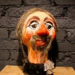 Masque carnaval, visage expressif et peintures artisanales.