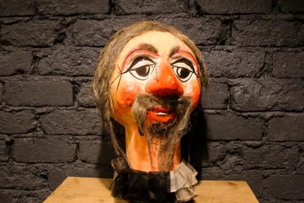 Masque carnaval, visage expressif et peintures artisanales.