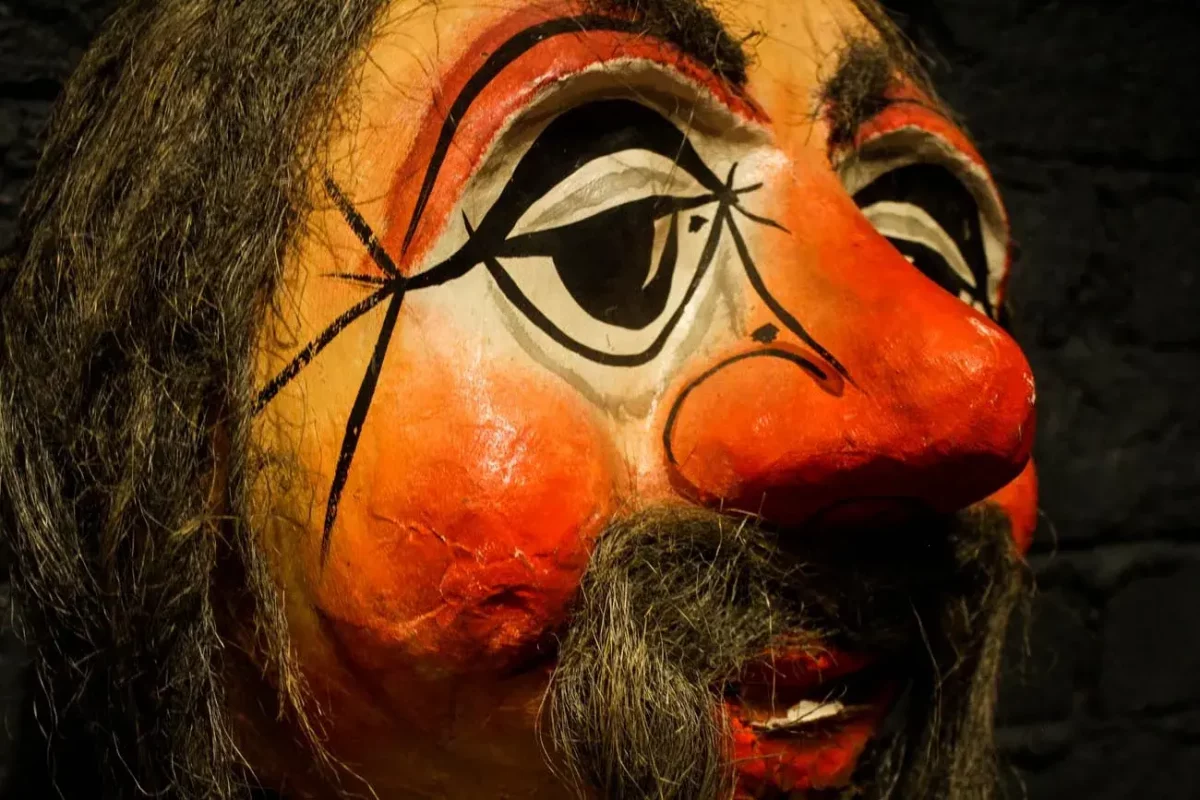 Masque de carnaval, couleurs et formes traditionnelles.