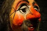 Masque de carnaval, couleurs et formes traditionnelles.