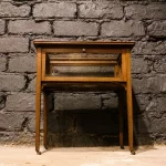 Petite vitrine laiton roulettes, vue d'ensemble.