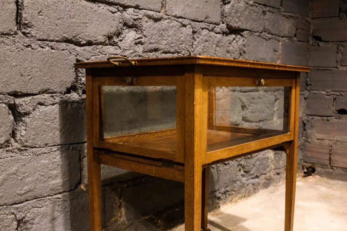 Meuble vitrine roulettes laiton, intérieur exposé.