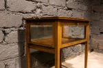 Meuble vitrine roulettes laiton, intérieur exposé.