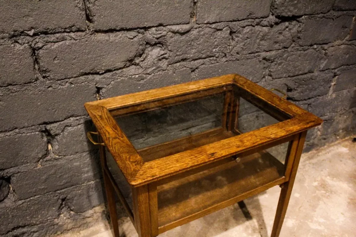 Desserte vitrine laiton, détail poignées laiton.