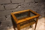 Desserte vitrine laiton, détail poignées laiton.