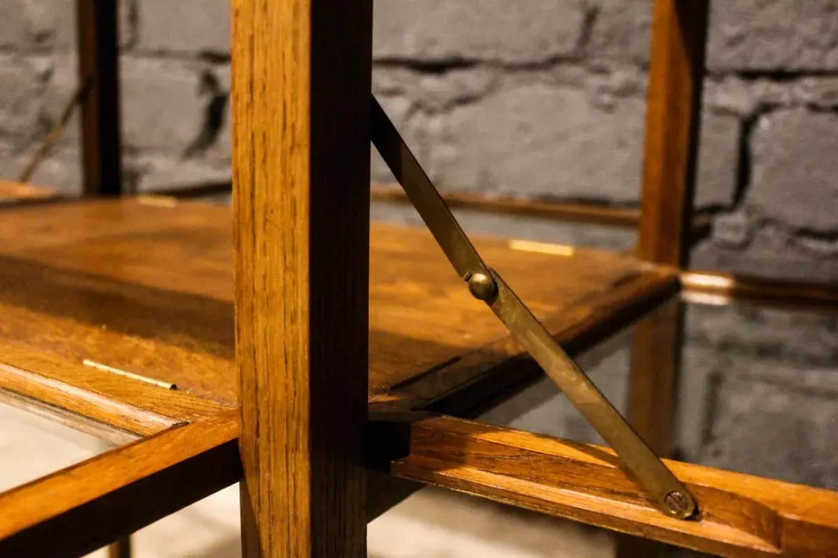 Vitrine roulettes laiton, mécanisme ouverture.