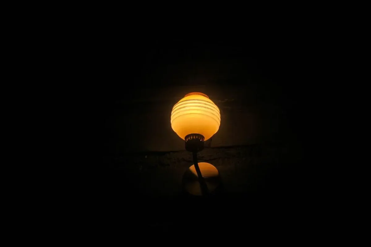 Applique murale globe verre orangé, lumière ambrée