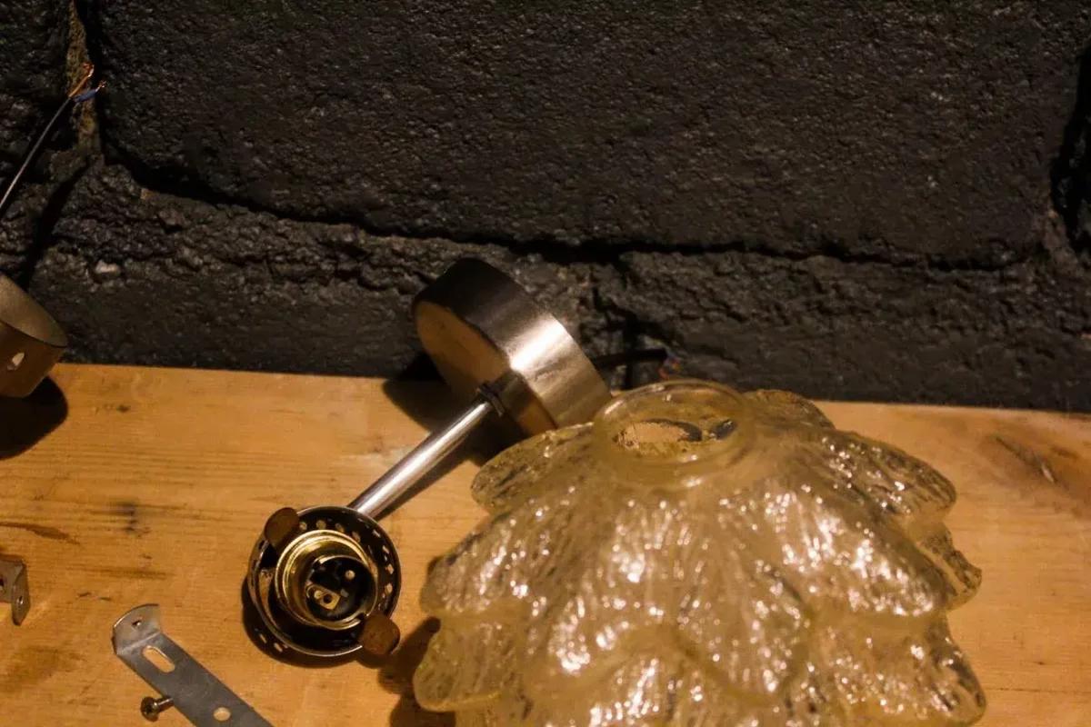 Lampe lotus, détail du pied en métal.