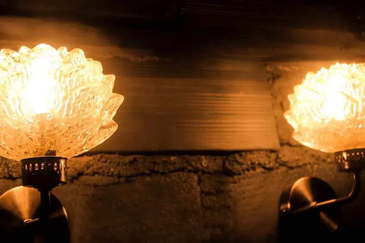 Détail d'une lampe lotus, opaline et métal.