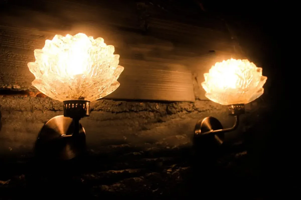 Lampes lotus allumées, ambiance chaleureuse.