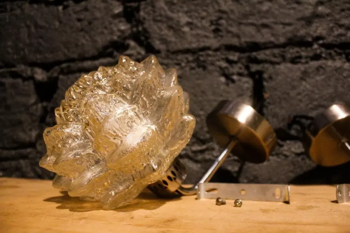 Lampe lotus, vue rapprochée du globe en verre.