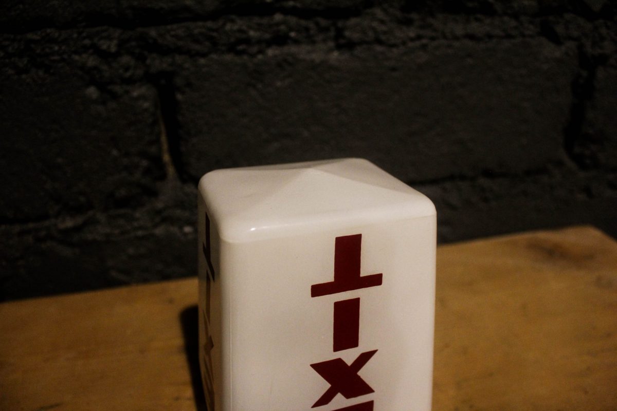 plafonnier-luminaire-opaline-blanche-exit