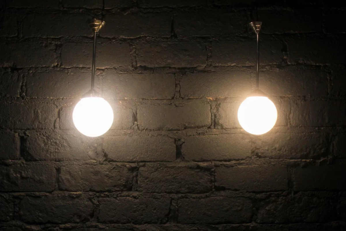 Paire de globes en opaline, lumière douce