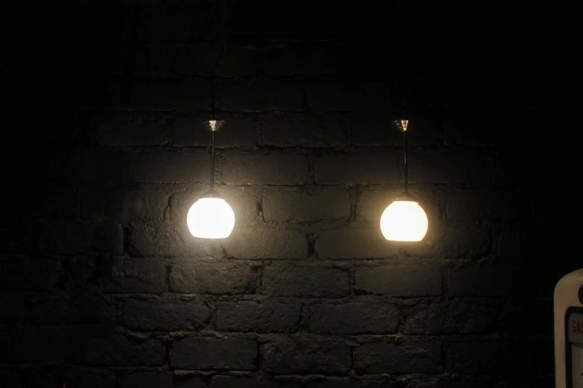 Lumière d'époque : Redécouvrez le charme intemporel de l'Art Déco avec cette paire de suspensions en opaline. Une élégance qui traverse les âges