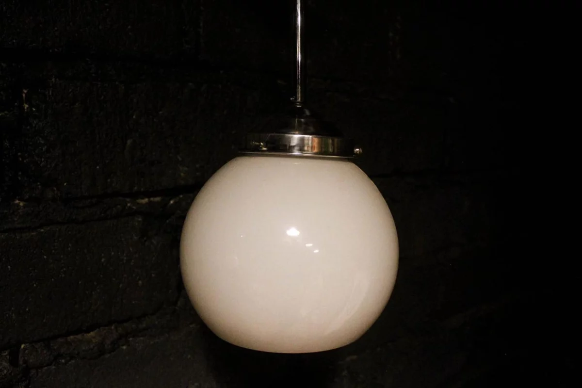 Douceur opaline : Laissez la lumière douce et diffuse de ces suspensions globe Art Déco créer une atmosphère chaleureuse et raffinée dans votre intérieur