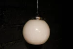 Douceur opaline : Laissez la lumière douce et diffuse de ces suspensions globe Art Déco créer une atmosphère chaleureuse et raffinée dans votre intérieur