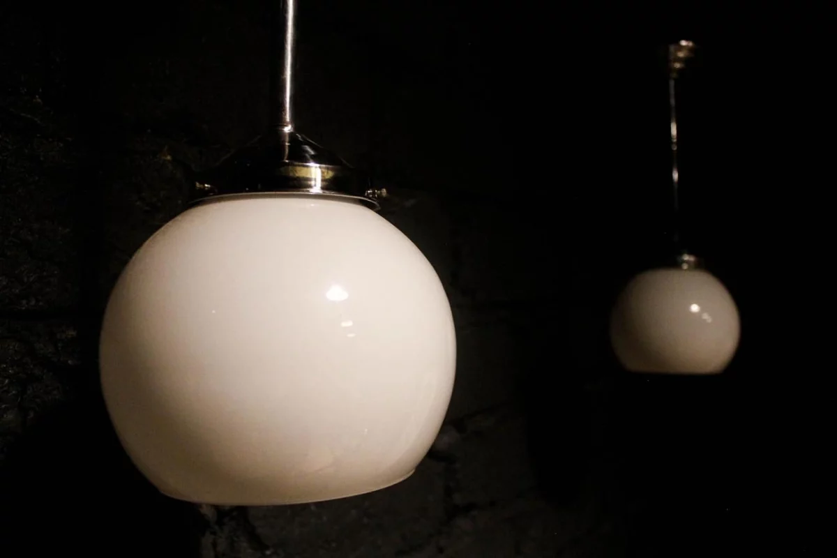 Pièces maîtresses : Apportez une touche d'authenticité et de caractère à votre décoration avec cette paire de suspensions Art Déco d'exception