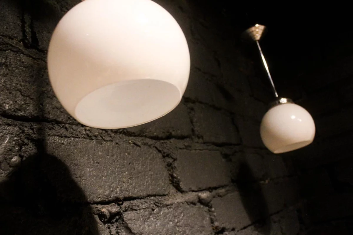 Éclat vintage : Ces suspensions globe ouvert en opaline illumineront votre intérieur d'une lumière douce et chaleureuse, tout en lui conférant un charme vintage indéniable