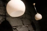 Éclat vintage : Ces suspensions globe ouvert en opaline illumineront votre intérieur d'une lumière douce et chaleureuse, tout en lui conférant un charme vintage indéniable