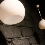 Éclat vintage : Ces suspensions globe ouvert en opaline illumineront votre intérieur d'une lumière douce et chaleureuse, tout en lui conférant un charme vintage indéniable