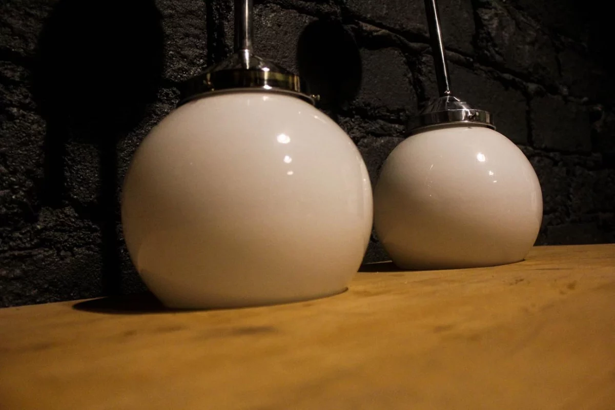Ambiance feutrée : Créez une ambiance feutrée et intimiste dans votre intérieur avec la lumière douce et diffuse de ces suspensions globe en opaline