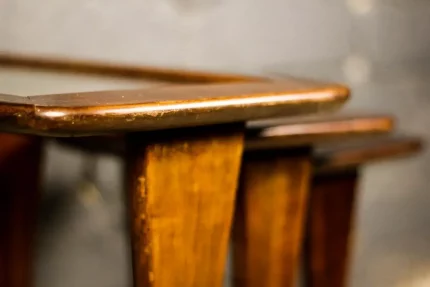 Détail du design des tables gigognes Raffel.