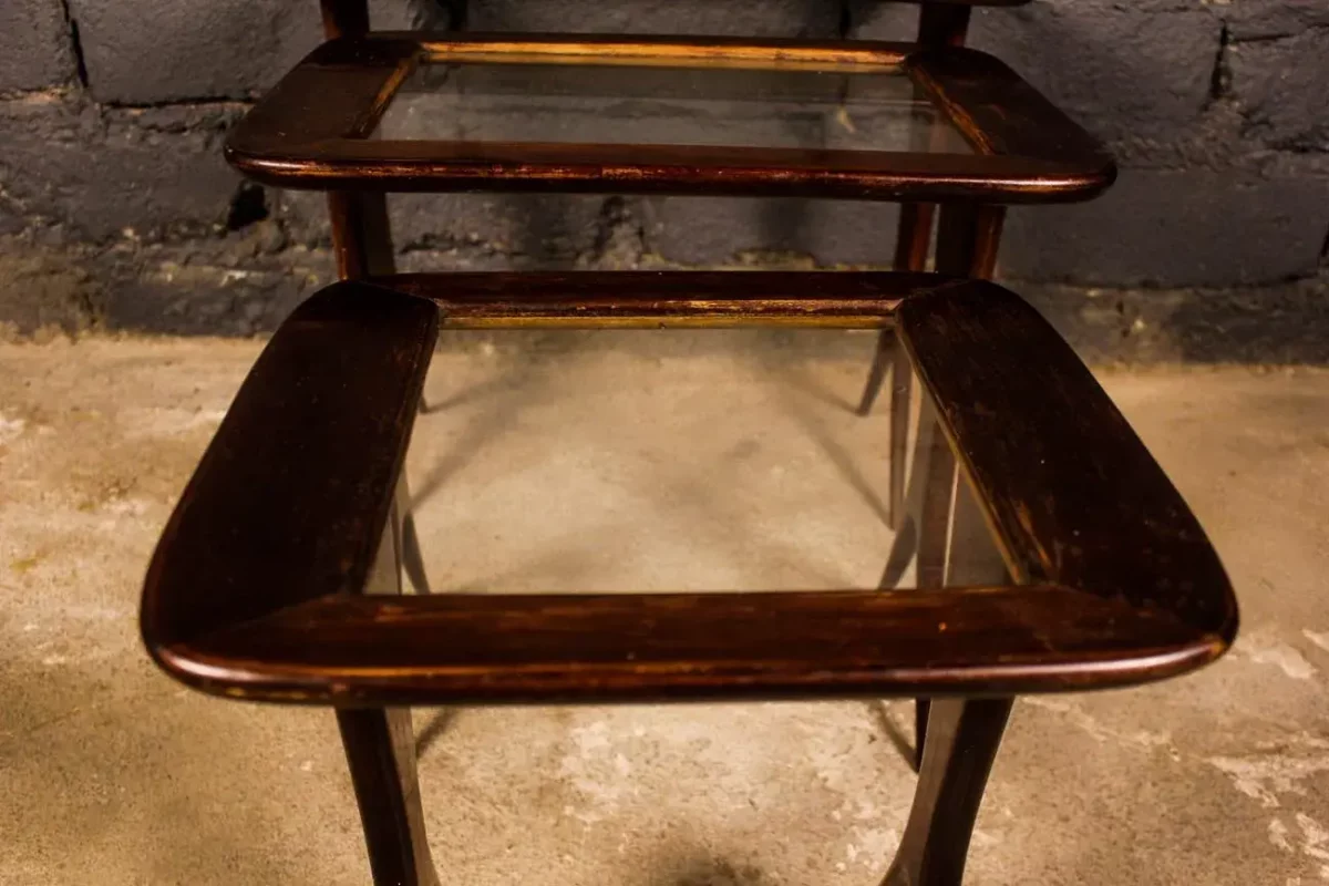 Tables gigognes Raffel, structure en bois laqué.