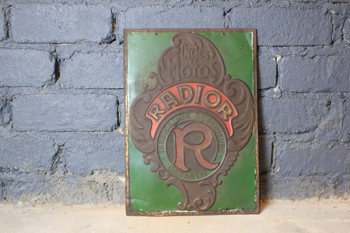 Tôle emboutie publicitaire vintage RADIOR aperçu entier de la première face avec le logo de la marque, le texte cycles et motos