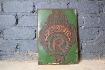 Tôle emboutie publicitaire vintage RADIOR aperçu entier de la première face avec le logo de la marque, le texte cycles et motos