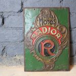 Tôle emboutie publicitaire vintage RADIOR aperçu entier de la seconde face avec le logo de la marque, le texte cycles et motos