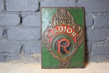 Tôle emboutie publicitaire vintage RADIOR aperçu entier de la seconde face avec le logo de la marque, le texte cycles et motos