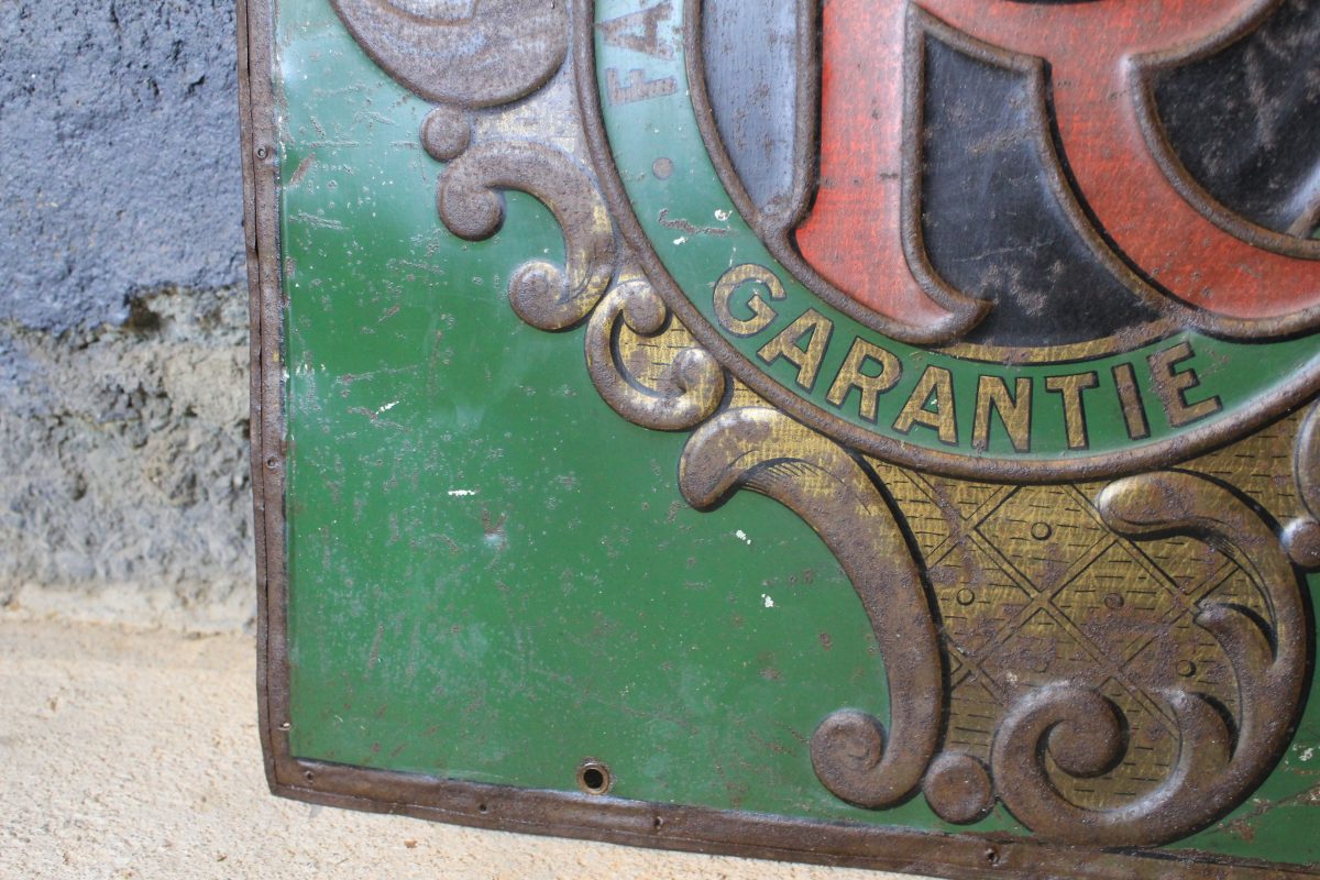 Tôle emboutie publicitaire vintage RADIOR aperçu du coin inférieur gauche de la seconde face droit avec aperçu du logo de la marque